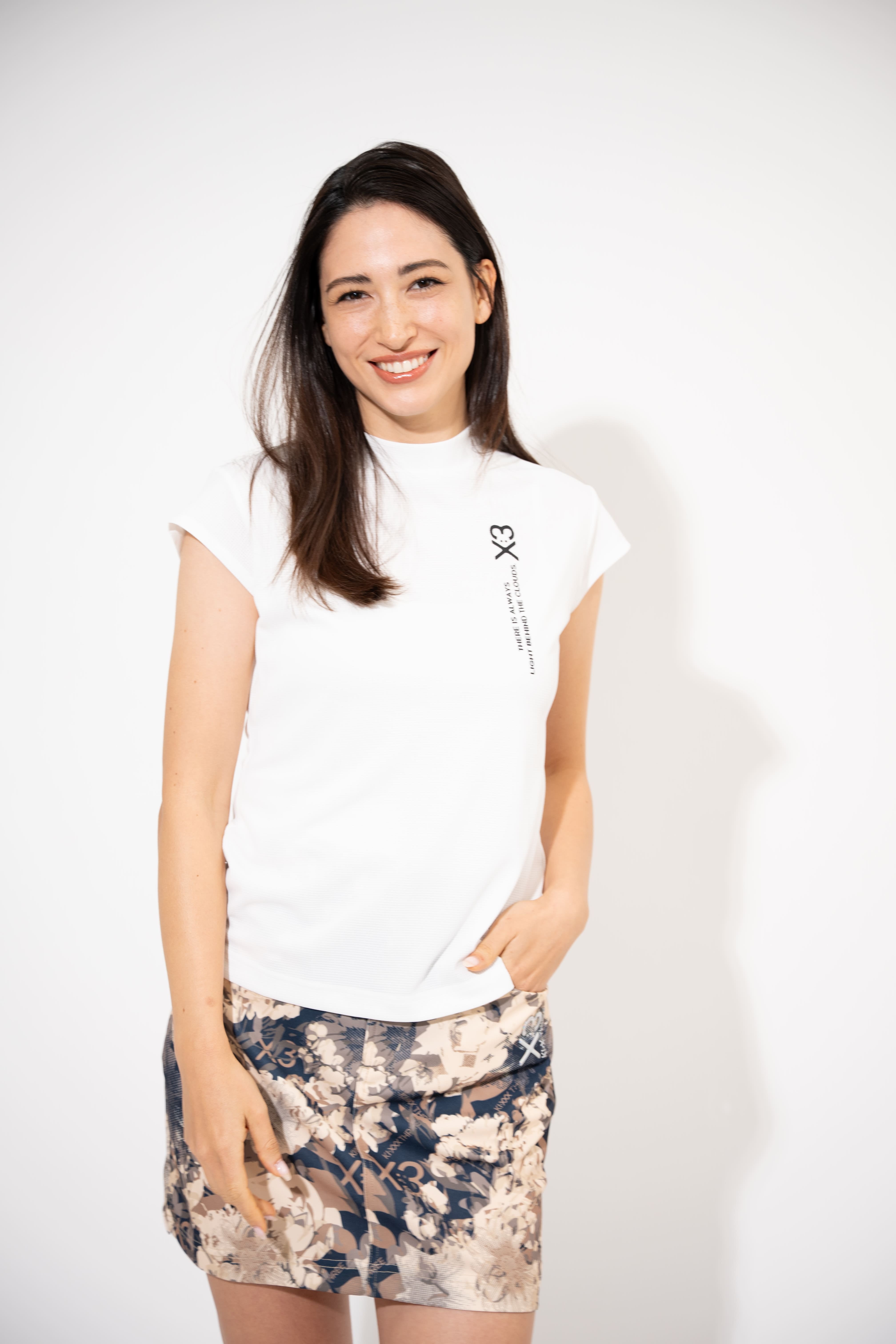 新品未使用品　KI-X THREE　レディースモックネックTシャツ　Sサイズ KI-XXX THREE キックスリー ロゴプリント モックネックシャツ